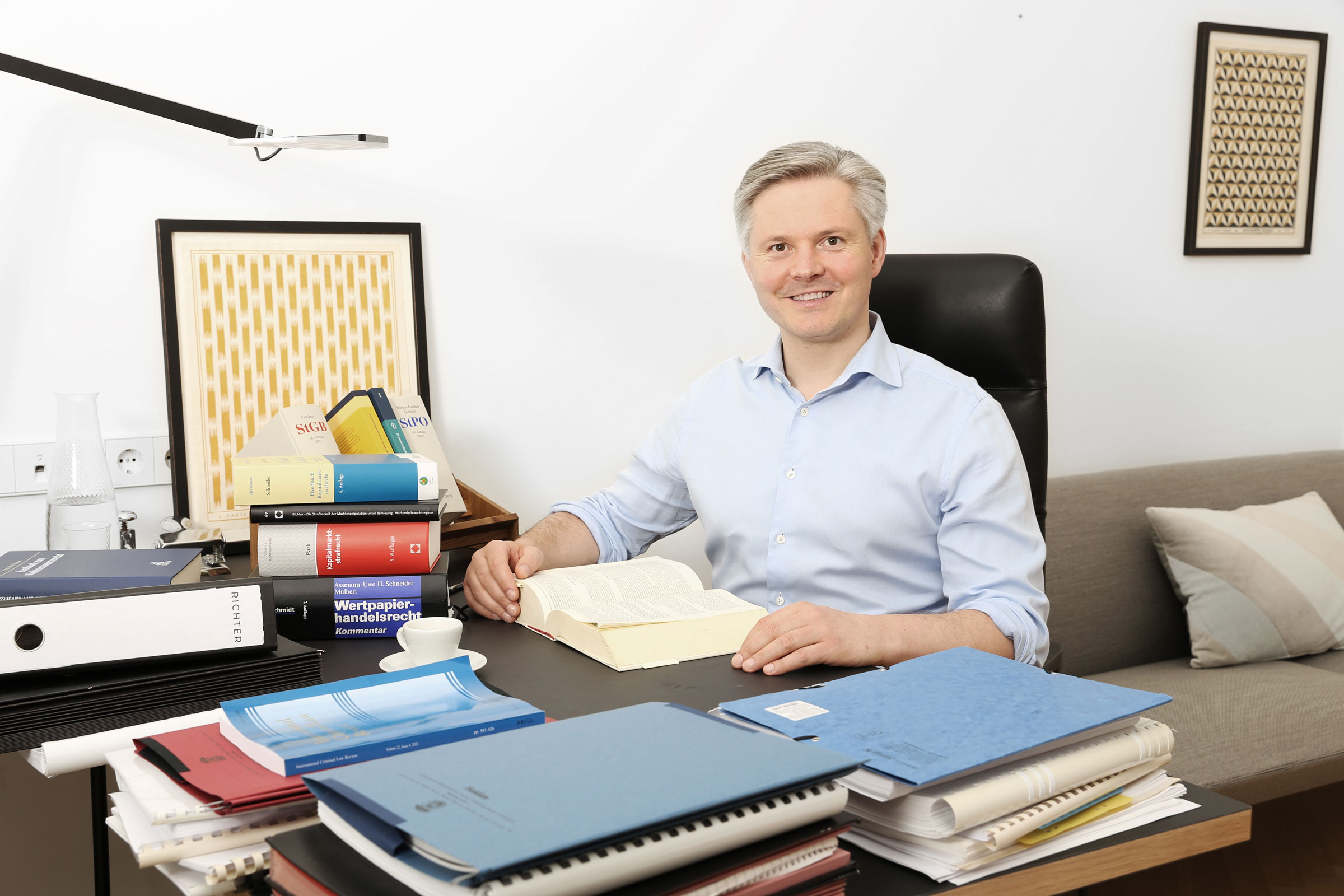 Fachanwalt Dr. Thomas Richter am Schreibtisch